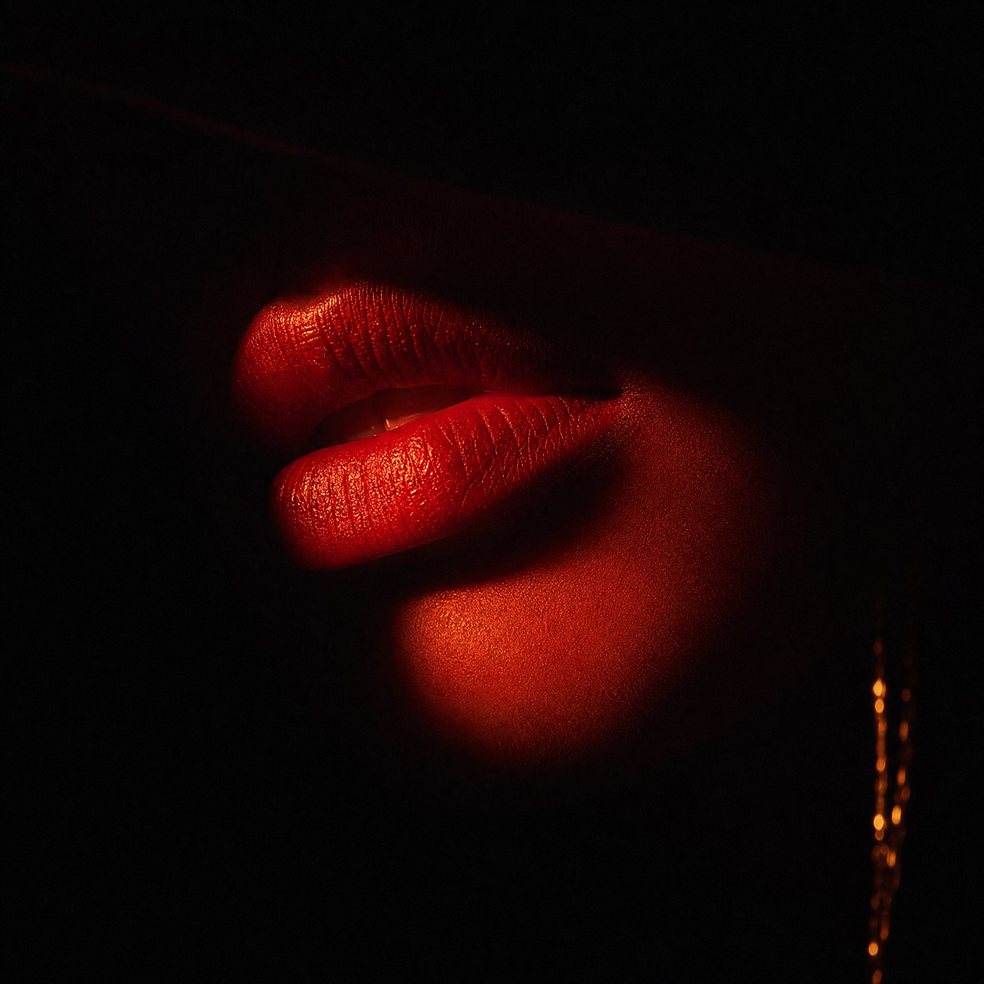 Toucher sensuel en lumière rouge